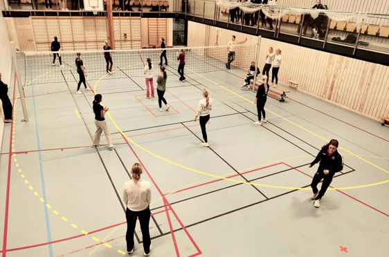Elever som spiller volleyball på aktivitetsdagen