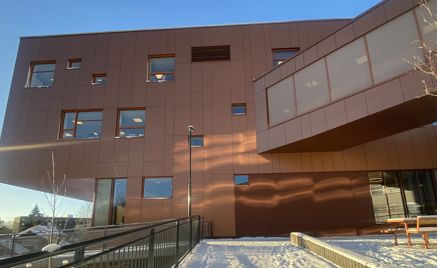 En bygning med gjerde og snø En bygning med gjerde og snø