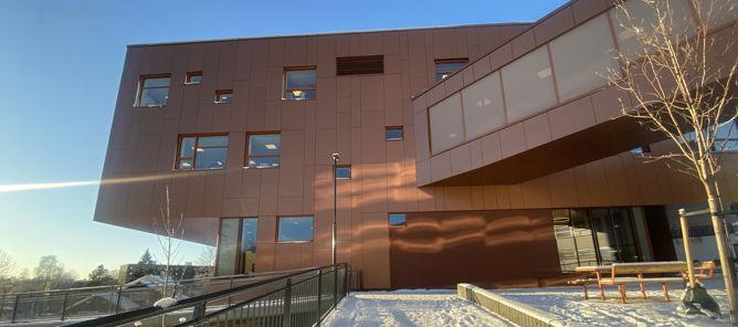 En bygning med gjerde og snø En bygning med gjerde og snø