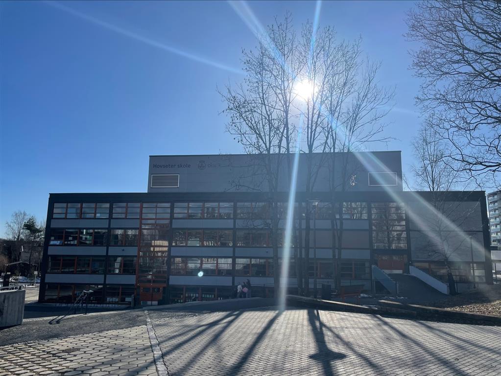 Hovseter skole i sol