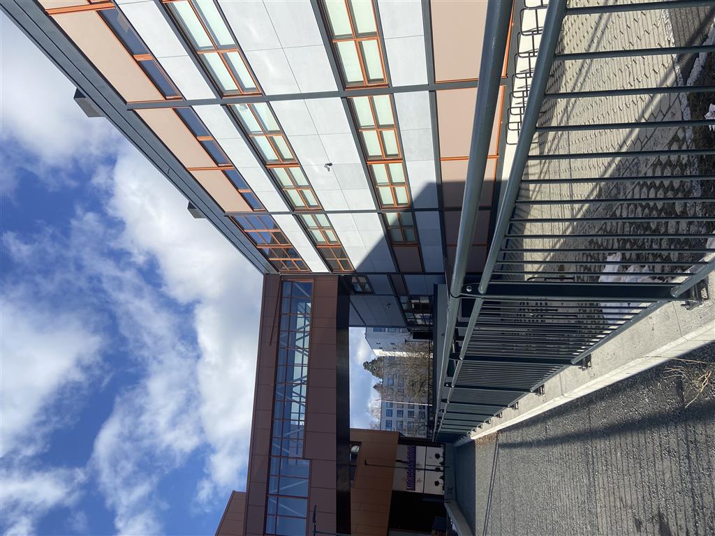 en bygning med en bro over