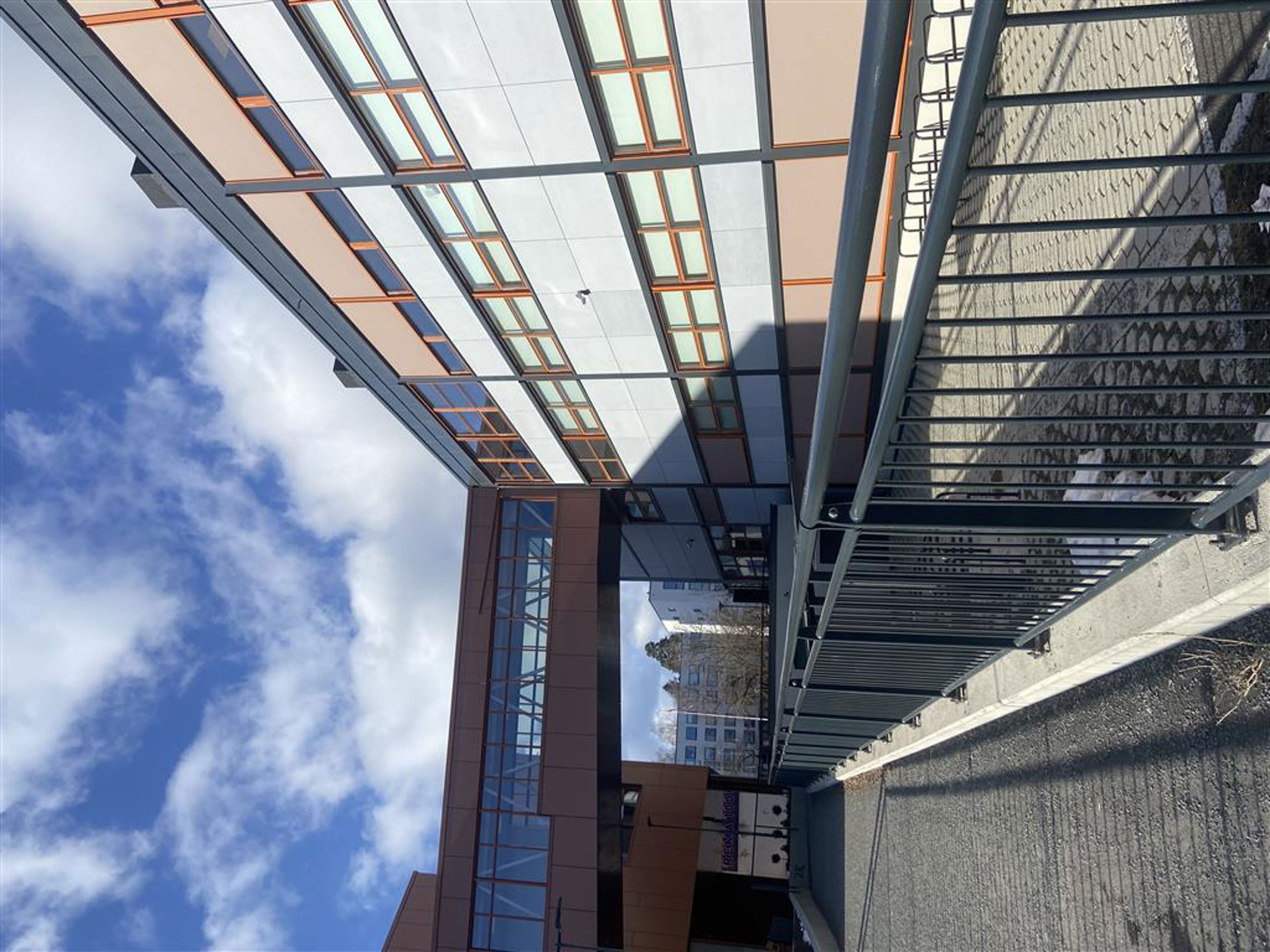 en bygning med en bro over en bygning med en bro over