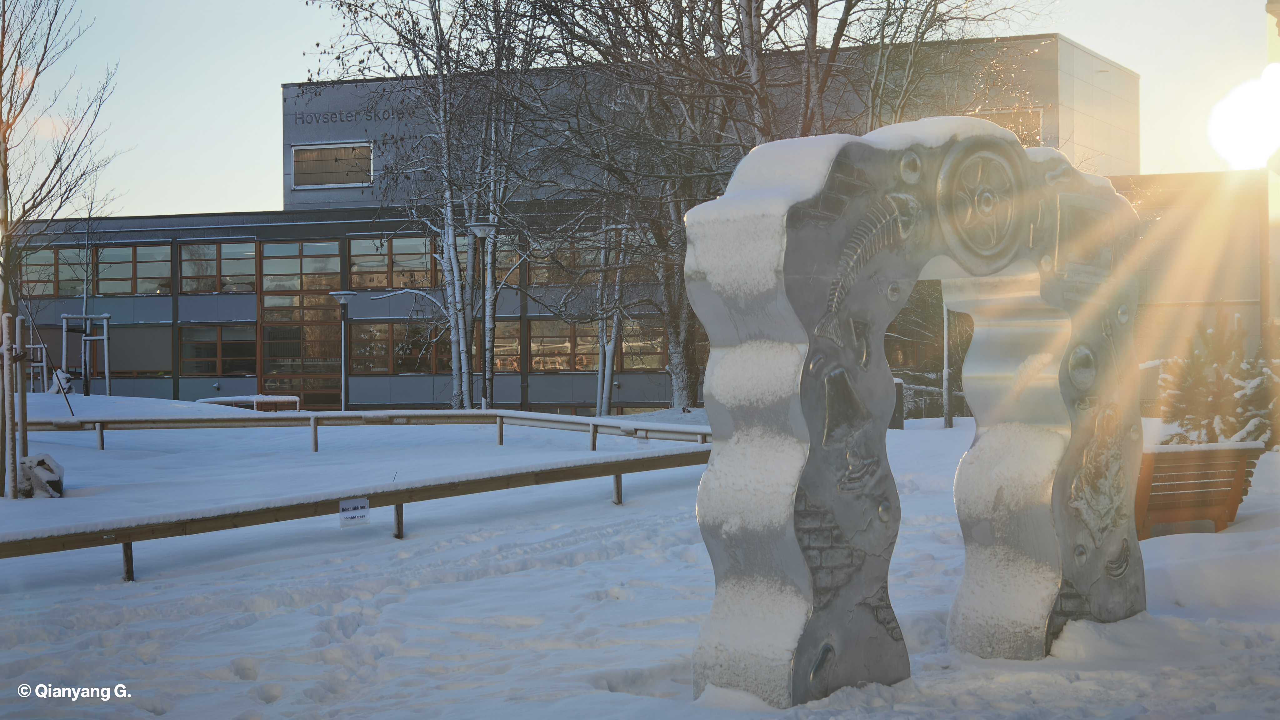 En snøskulptur på et snødekt sted