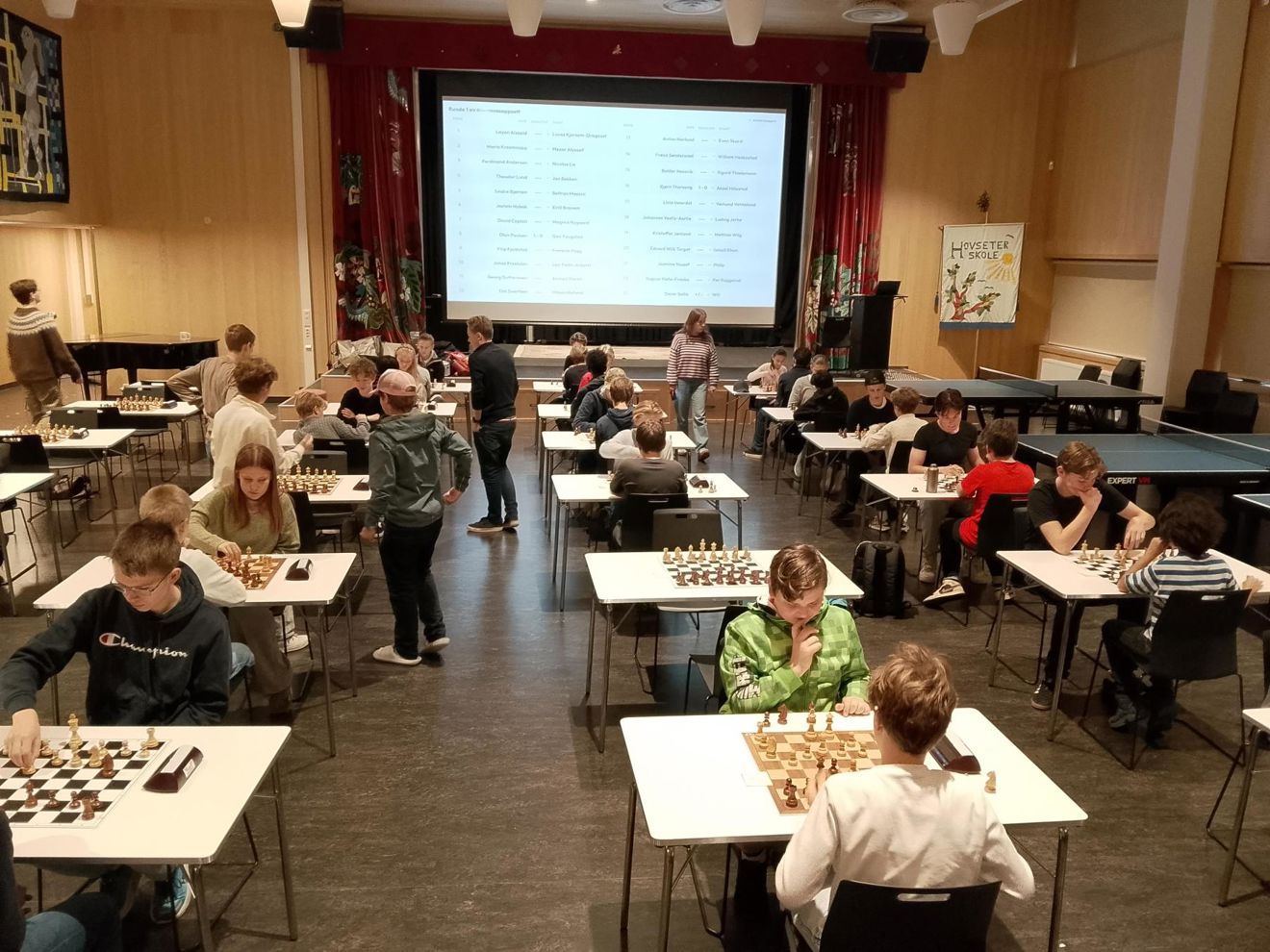 en gruppe mennesker i et klasserom